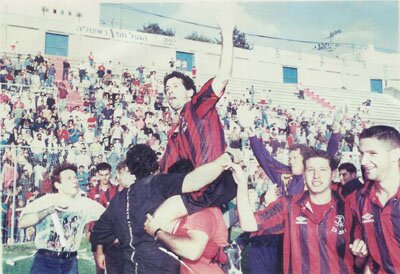 avi1 אבי ברשצקי חוגג עלייה על כתפי האוהדים