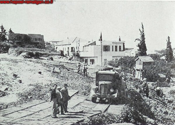 תחילת הבנייה של המכתש כאיצטדיון כדורגל בתחילת שנות ה50